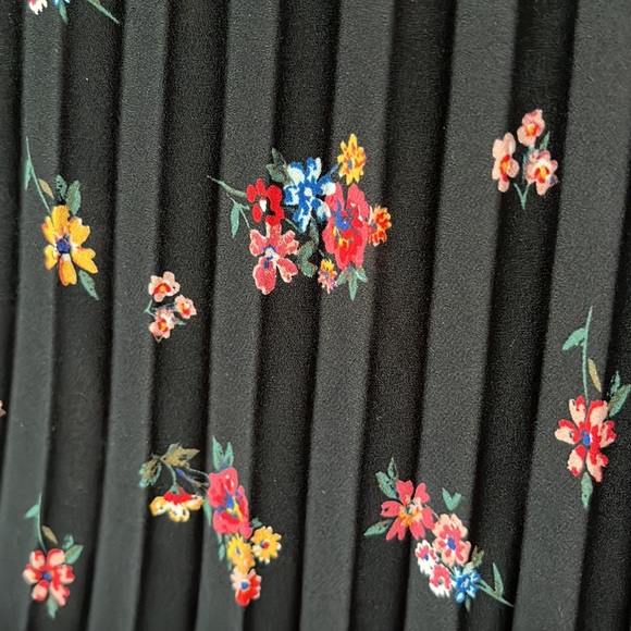 LAST CHANCE Pleated black floral midi skirt - Picture 3 of 3